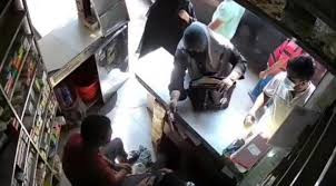 প্রকাশ্যে পিস্তল বের করে যুবলীগ নেতার স্ত্রীর হুমকি